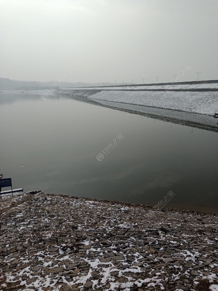 浍河水库,冰基本融化,大家可以垂钓了.