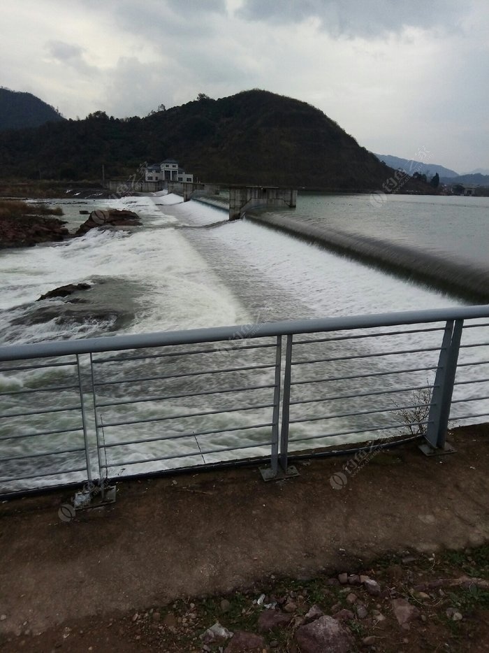 由於連日陰雨,上游的水位高出了水壩,造就了一道美麗的風景.