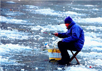 冬钓达人解析冰钓鲫鱼选位与提竿技巧