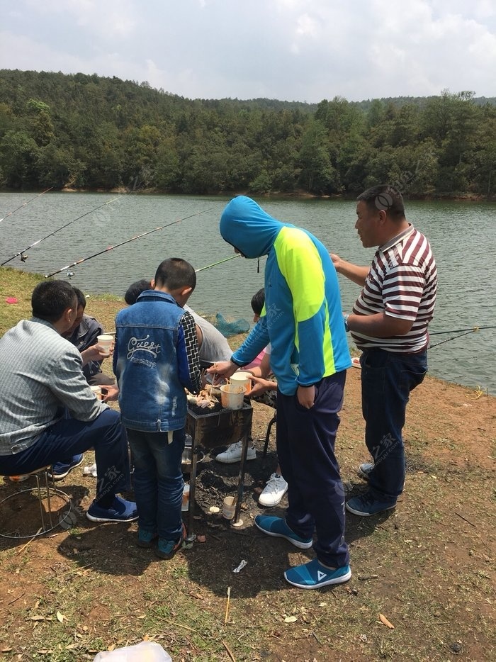 沾益水库钓鱼烧烤 自制饵料钓鲤鱼