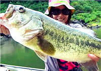 《路亚钓鱼视频》 让专业的来！日本美女钓友手刃大鲈鱼